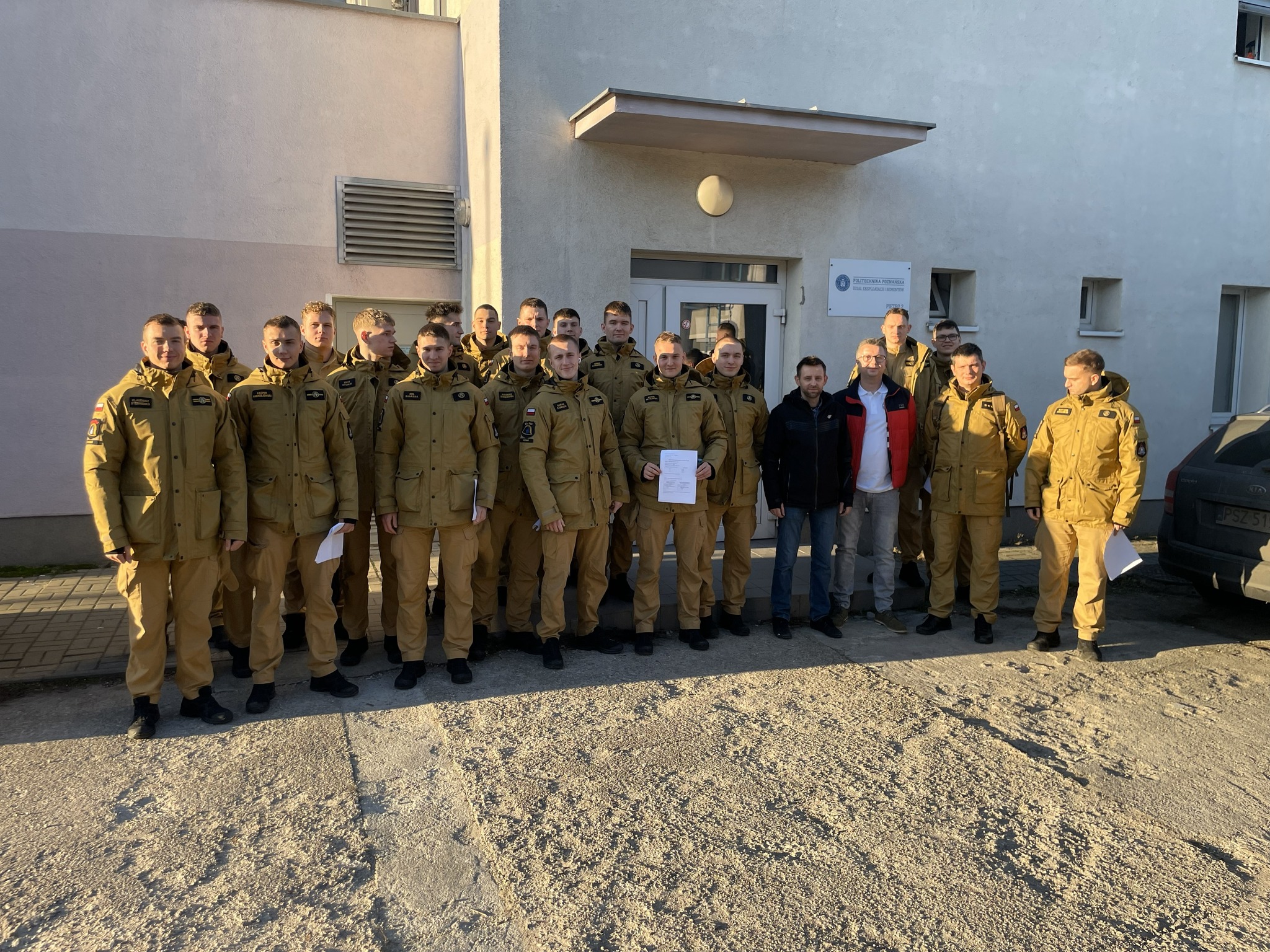 zdjęcie uczestników szkolenia przed budynkiem laboratorium
