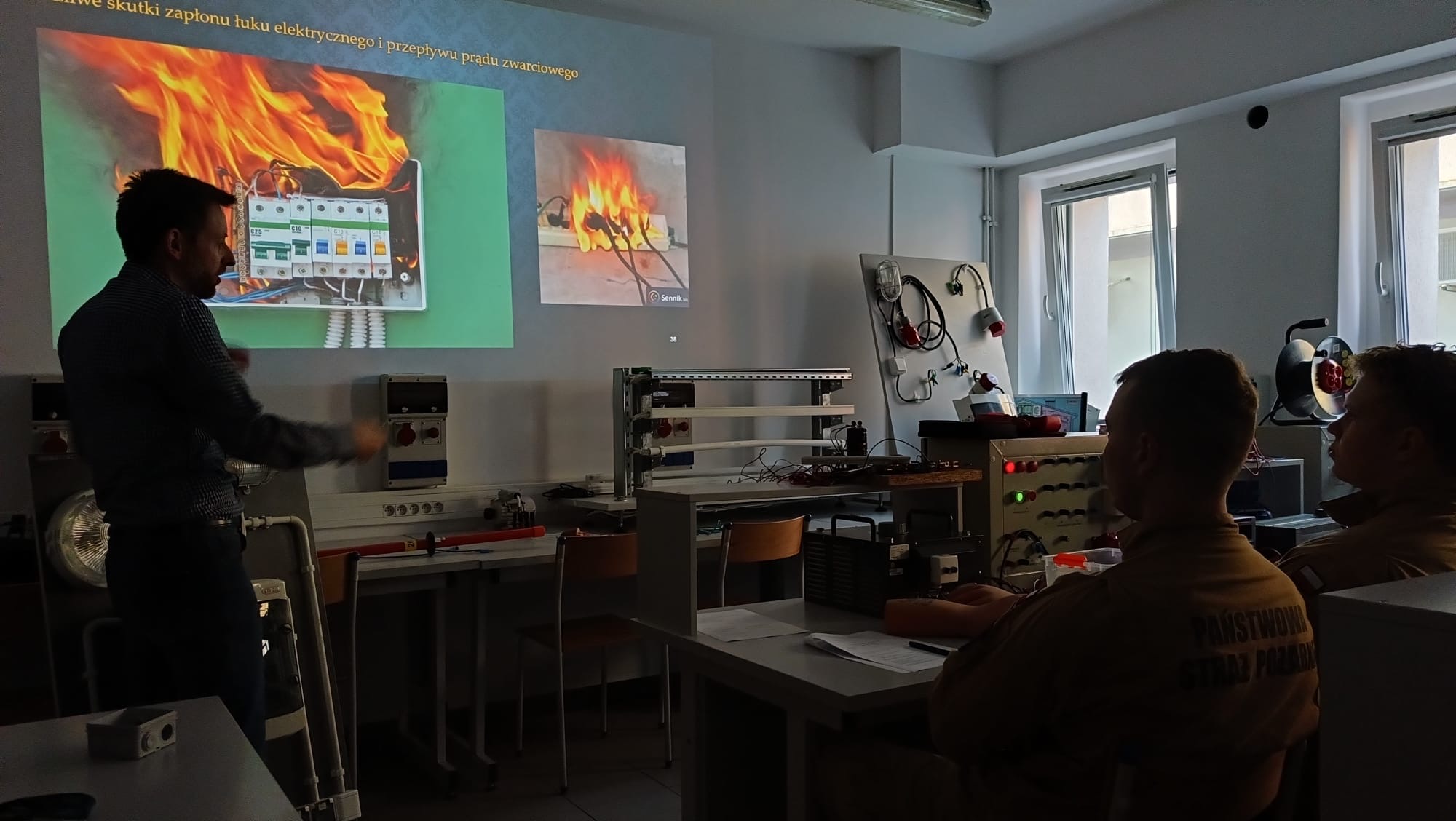 zdjęcie przedstawiające dr inż. K. Nowaka podczas wykładu na temat pożaru w instalacjach domowych