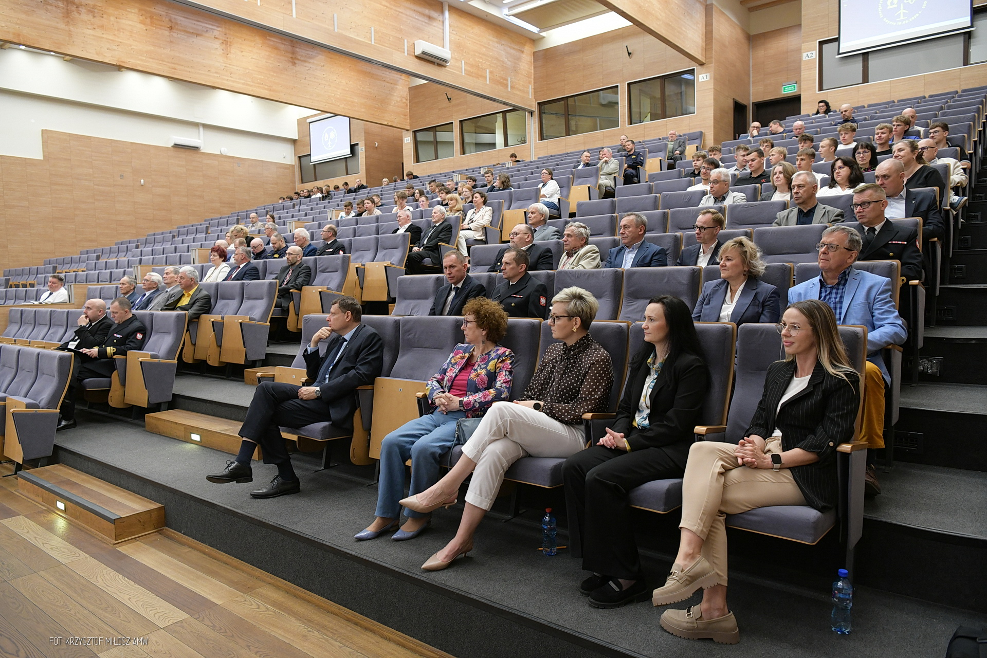 zdjęcie przedstawiające słuchaczy sympozjum w auli 