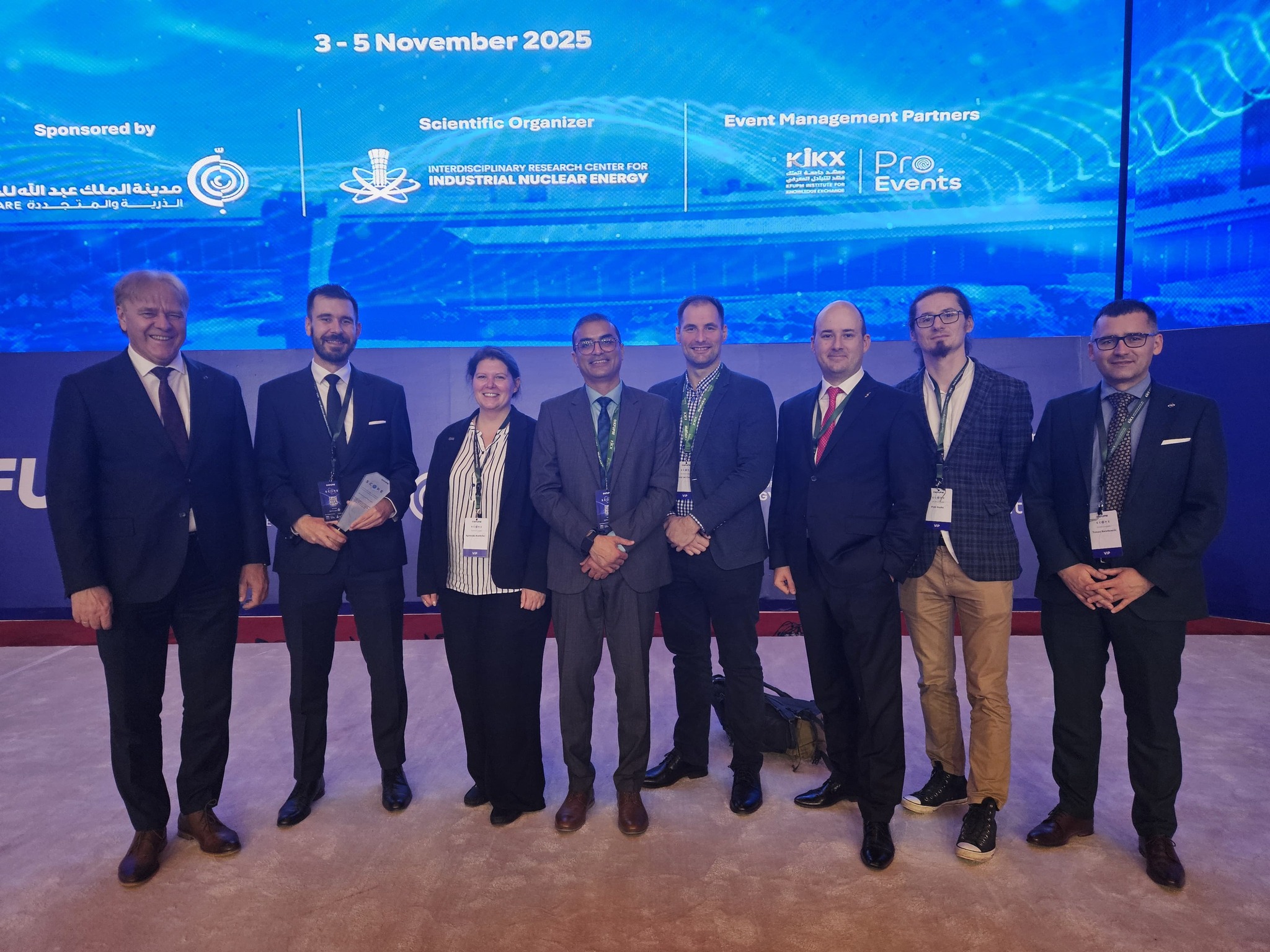 zdjęcie delegacji NCBJ, w tym dr inż. J. Sierchułę