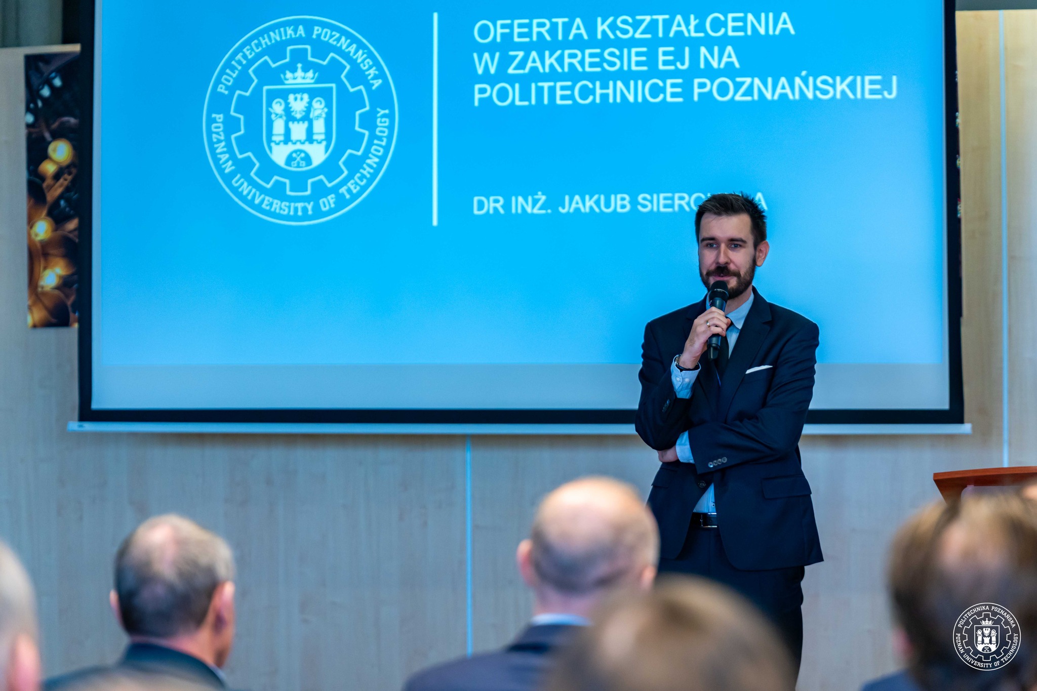 zdjęcie przedstawiające dr inż. J. Sierchułe podczas wystąpienia
