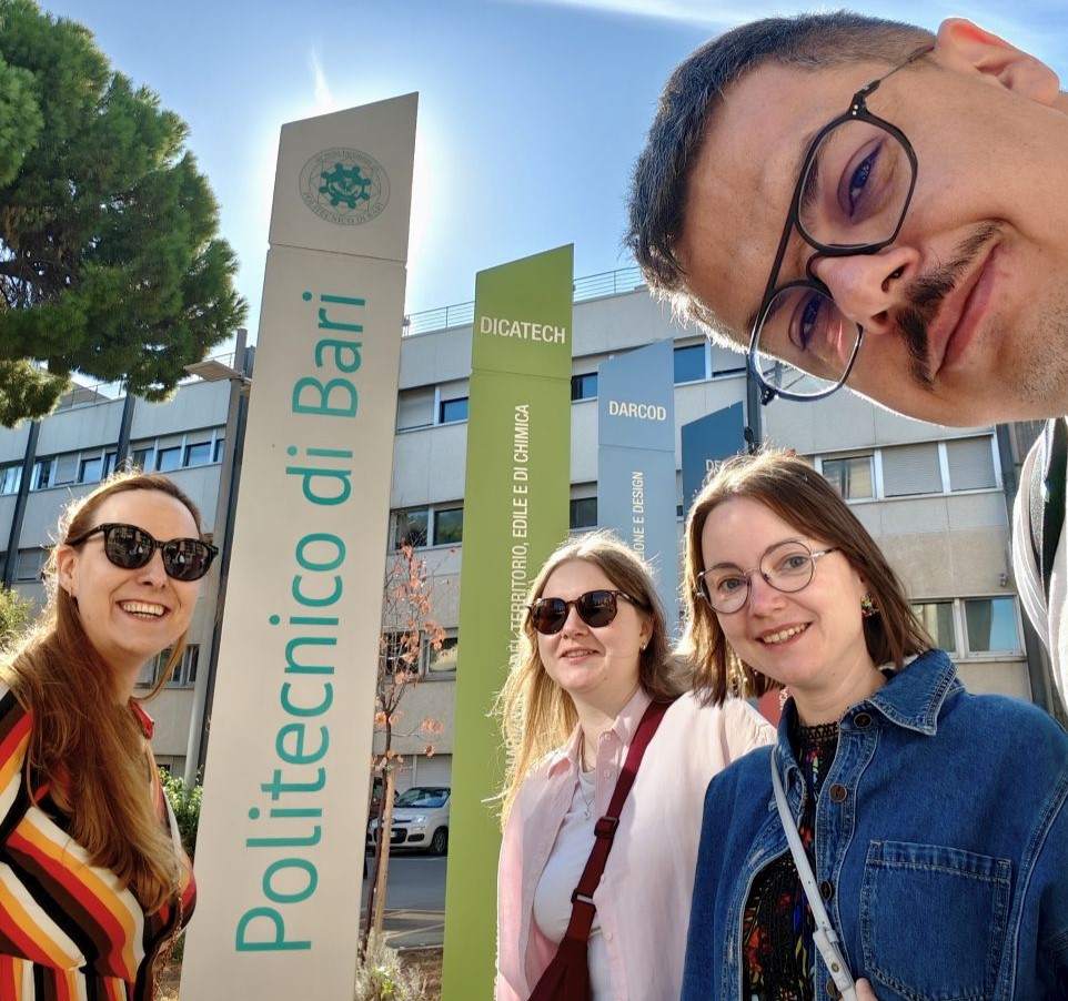 zdjęcie przedstawiające 4 osoby (pracownicy IE) przed budynkiem Politecnico di Bari