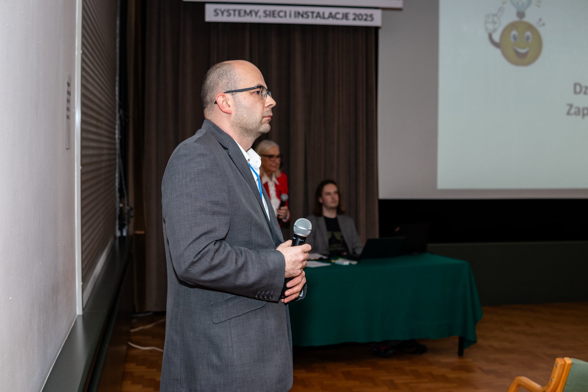 zdjęcie przedstawiające prof. B. Cerana podczas wystąpienia