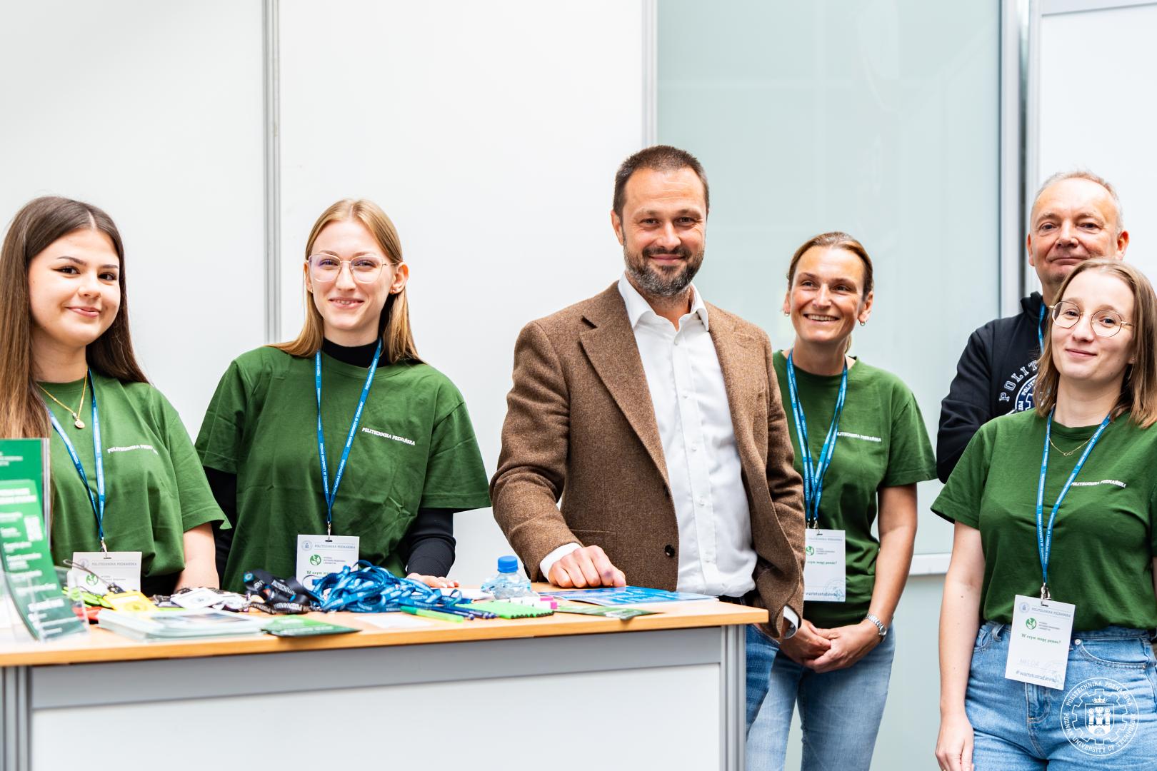 zdjęcie Pracowników WISiE i Studentek obsługujących stanowisko wydziałowe