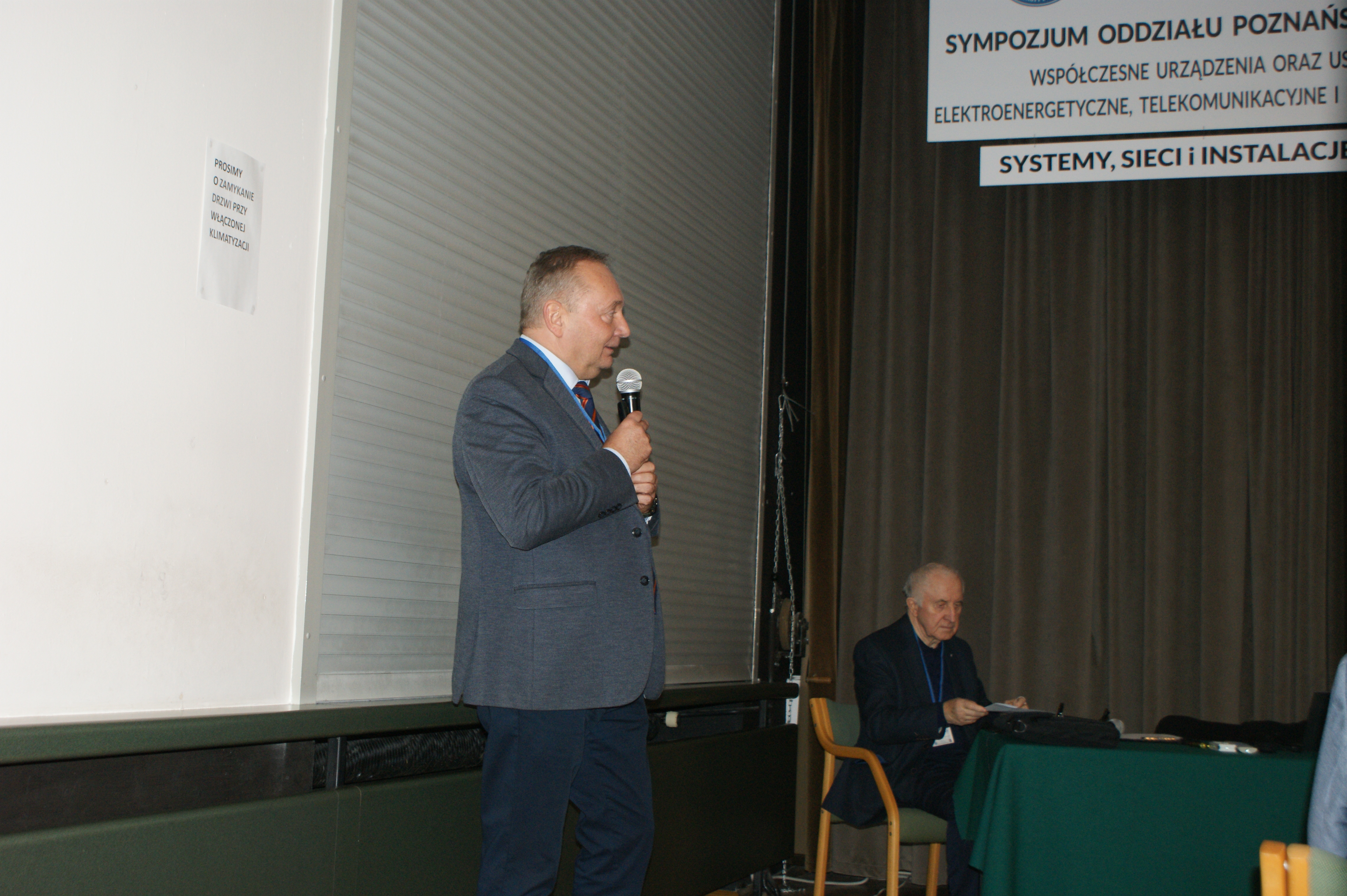 zdjęcie, na widoczny jest dr inż. R. Szczerbowski podczas wygłaszania swojego referatu