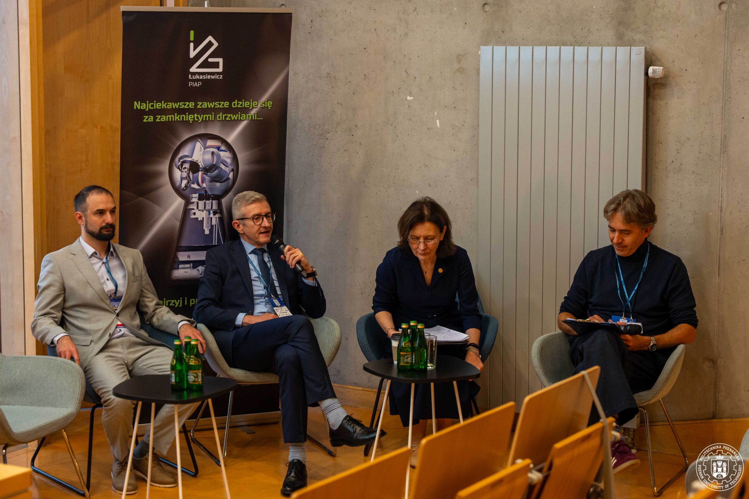 zdjęcie uczestników panelu dyskusyjnego "Polish AI/ML Infrastructure: Current State, Needs, and Future" - po lewej K. Łowczowski