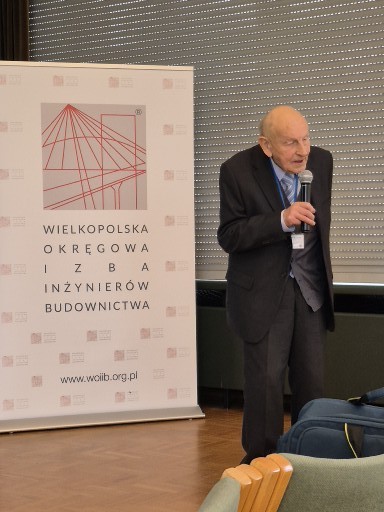 zdjęcie przedstawiające prof. Bolesława Zaporowskiego podczas wystąpienia