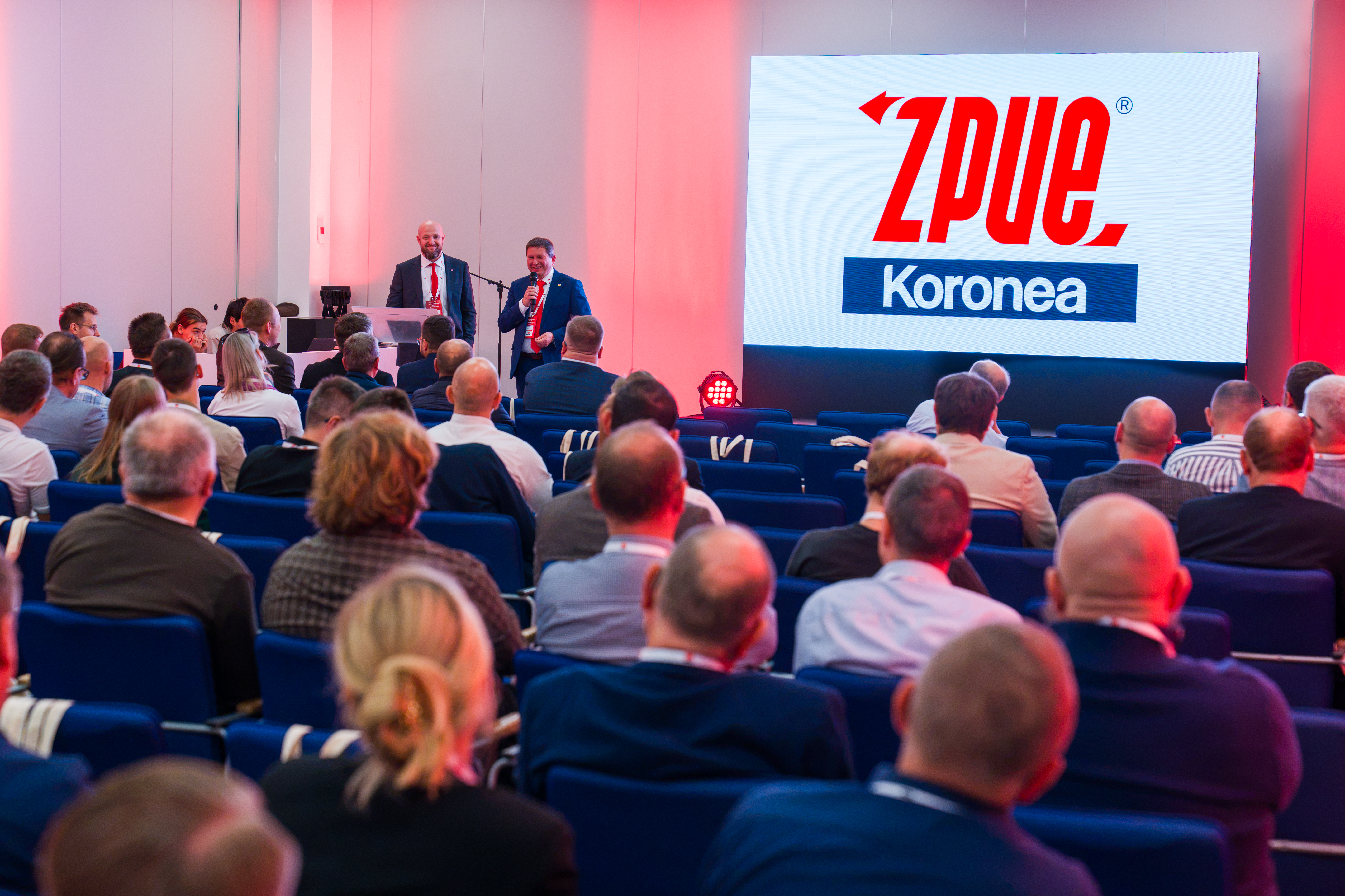 zdjęcie - widok z sali na mównicę oraz ekran, na kórym przedstawiane były prezentacje, po lewej dyrektor regionalny 