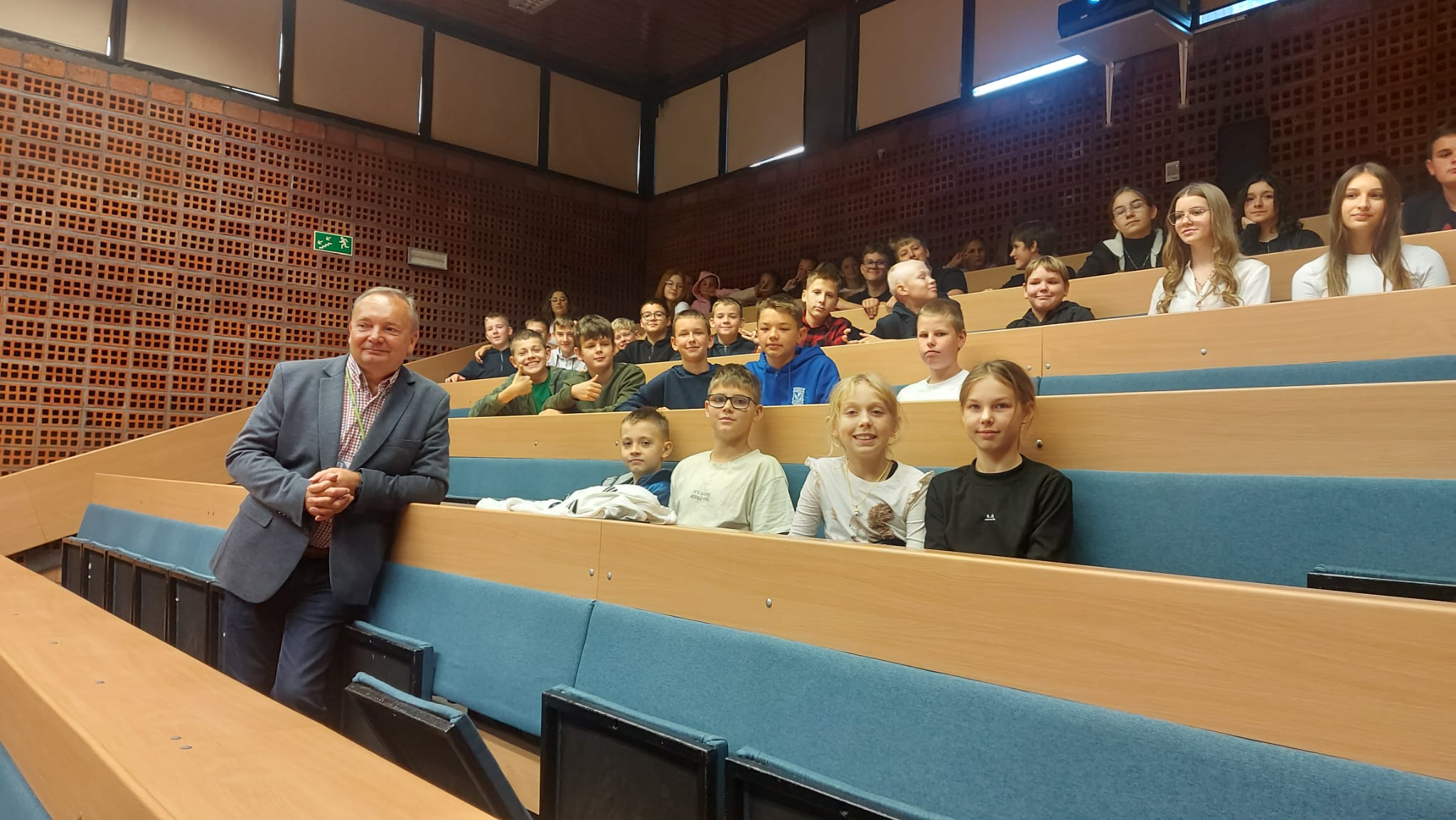 Zdjęcie prowadzącego oraz uczestników wykładu pt. "Źródła energii w systemie energetycznym"