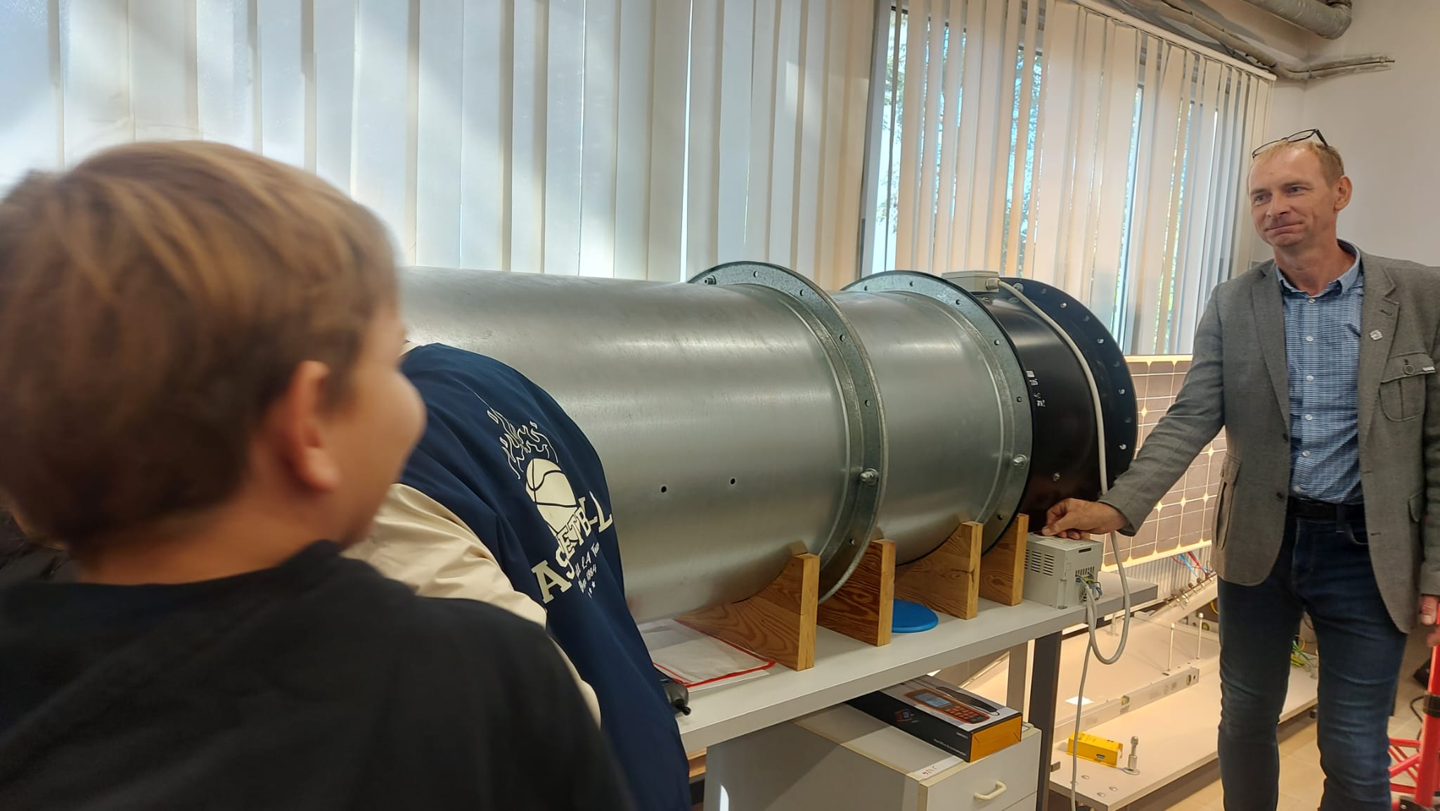 zdjęcie z zajęć laboratoryjnych - stanowisko do badania turbin wiatrowych