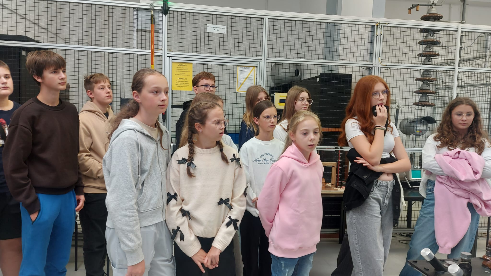 zdjęcie uczestników w Laboratorium Wysokich Napięć