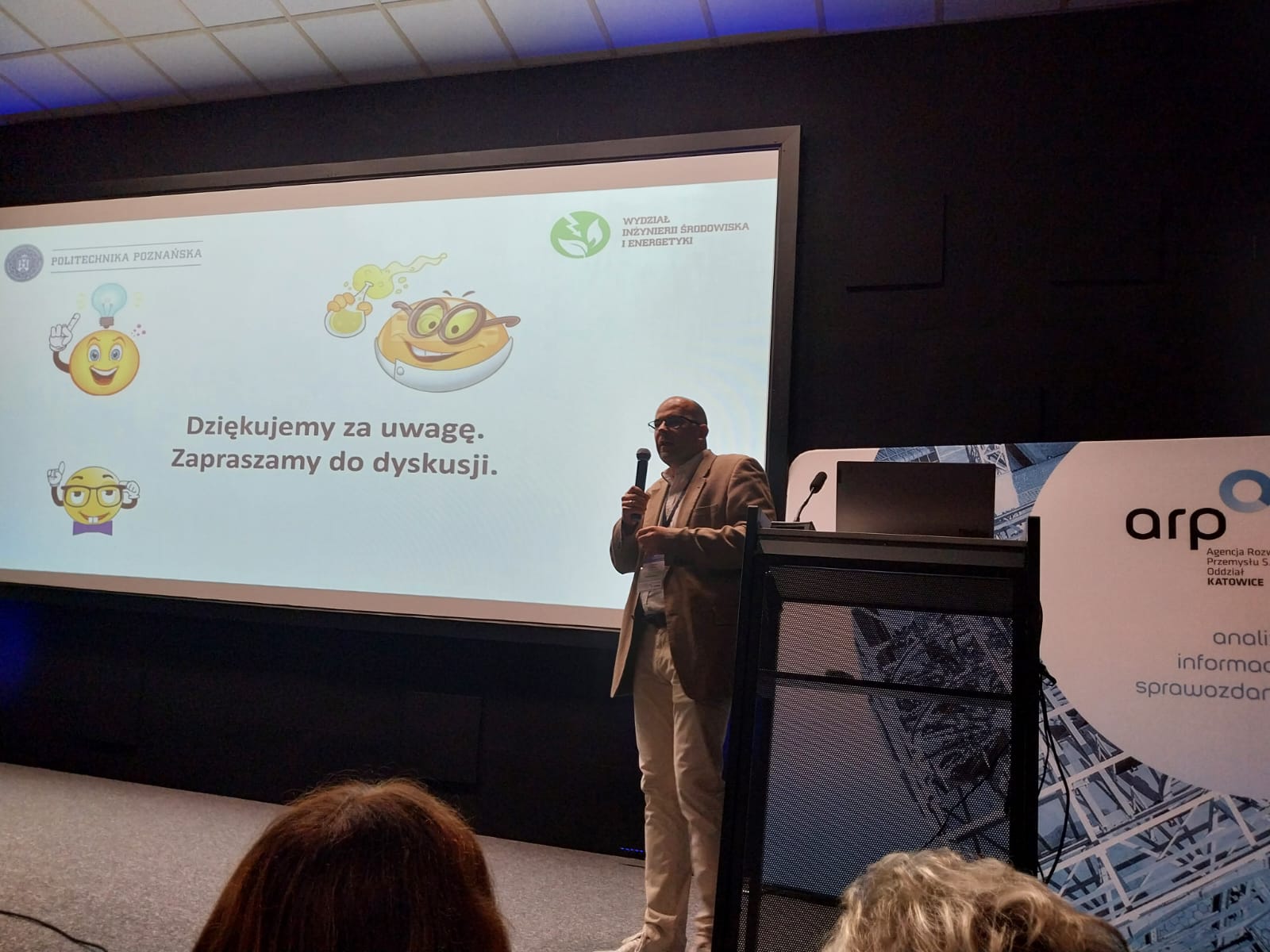 Zdjęcie przedstawiające dr hab. inż. Bartosza Cerana, prof.PP prezentującego referat "Analiza wpływu zmiany struktury sektora wytwórczego KSE na wartości wybranych wskaźników charakteryzujących roczny wykres obciążenia"