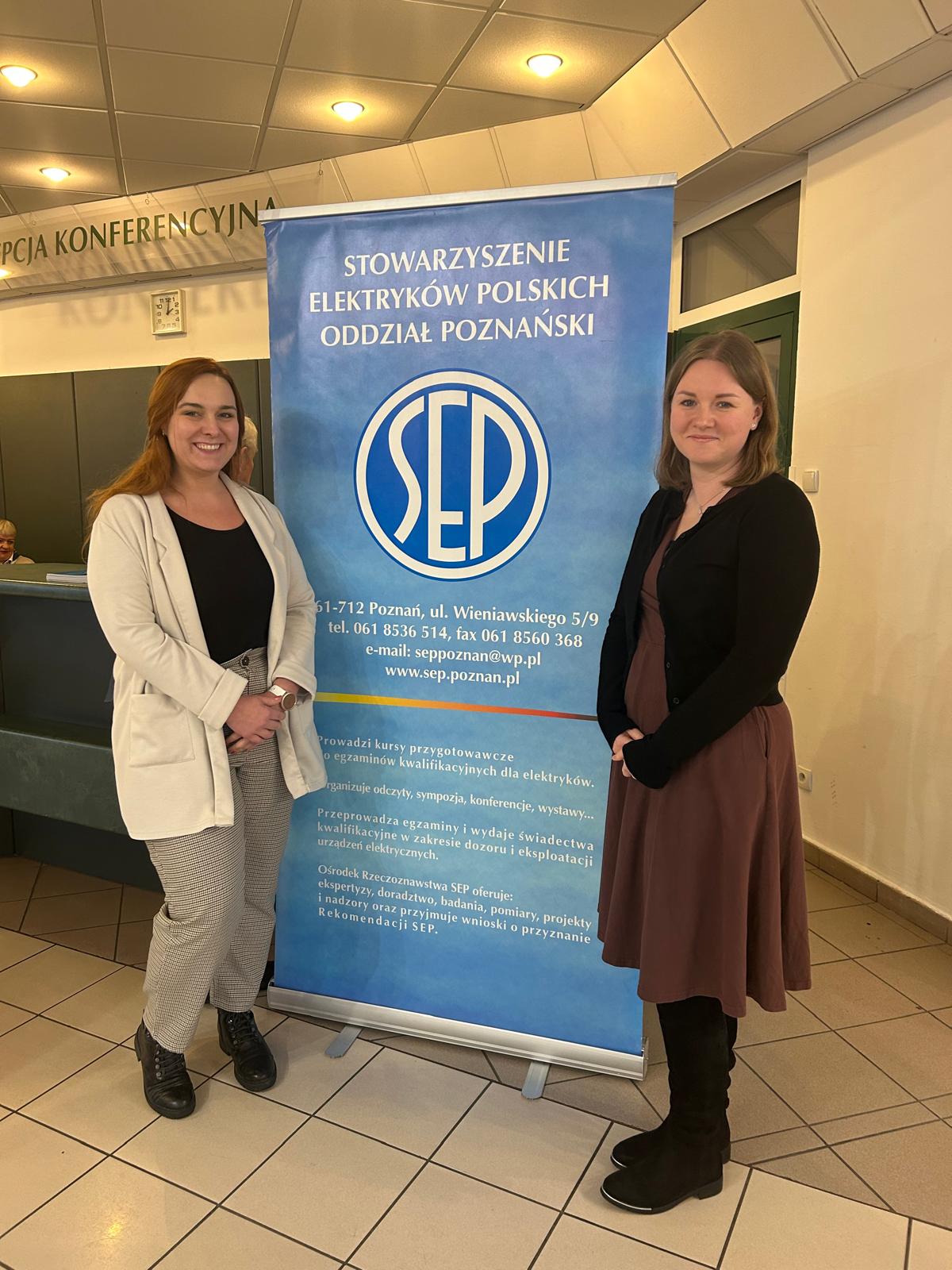 zdjęcie przedstawiające dr inz. A. Weychan (po lewej stronie) oraz dr inż. A. Schött-Szymczak (po prawej) stojące obok baneru SEP