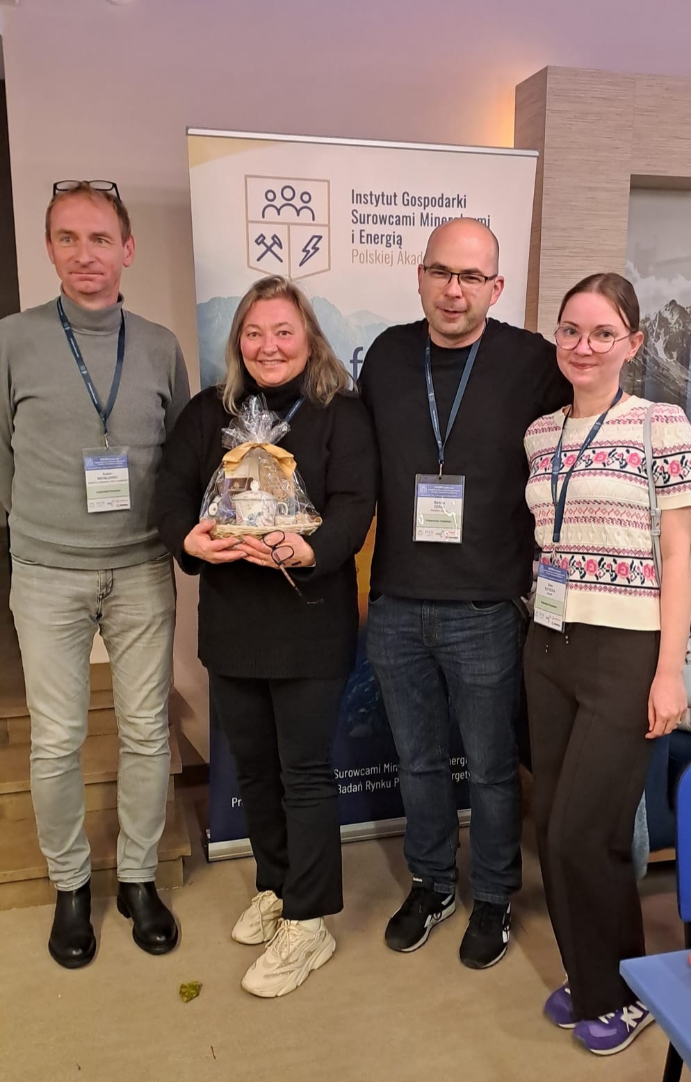 zdjęcie przedstawiające uczestników konferencji, od lewej: dr. inż. Robert Wróblewski, dr hab. inż. Beata Klojzy-Karczmarczyk, dr hab. inż. Bartosz Ceran, prof. PP, dr inż. Daria Złotecka