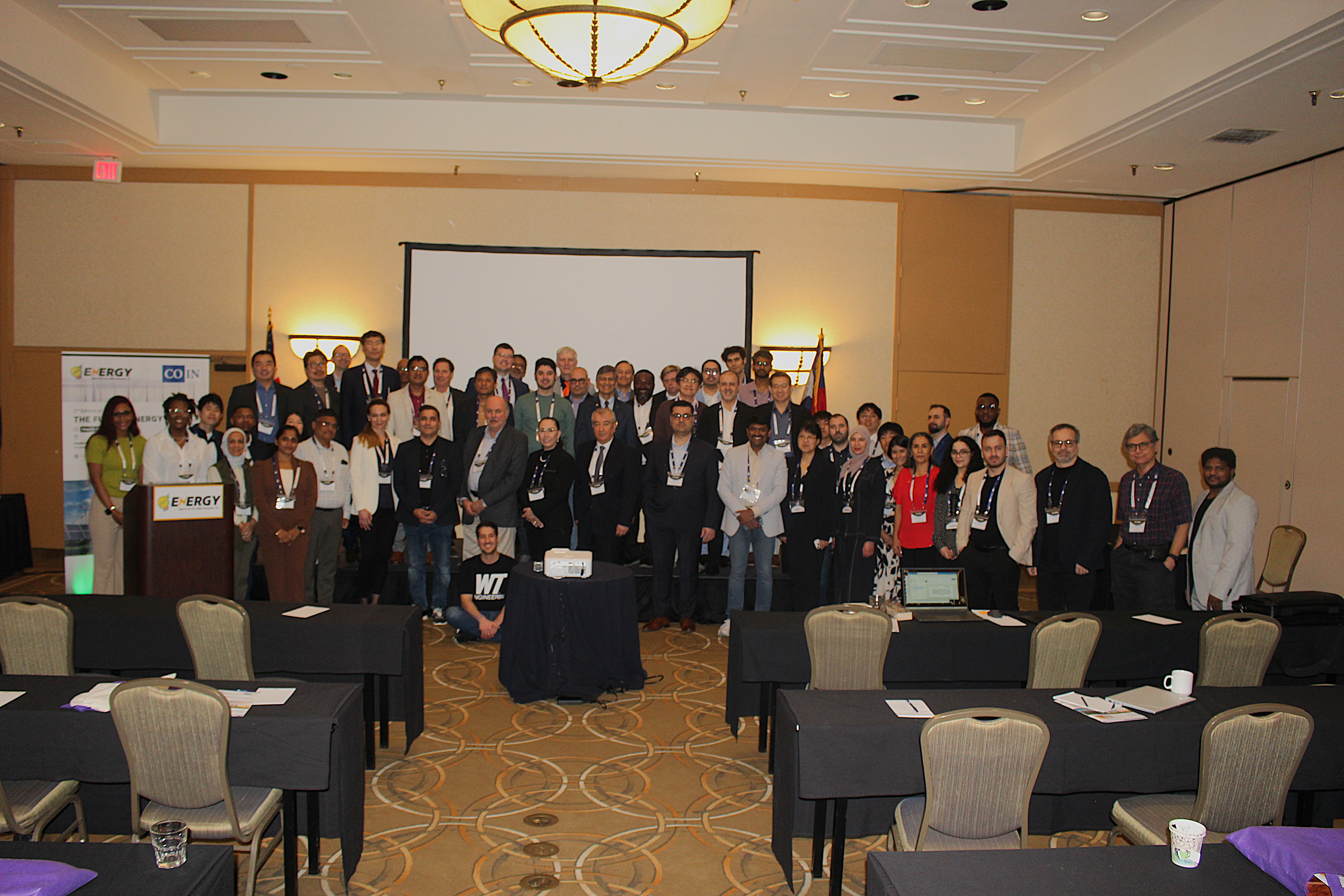 zdjęcie przedstawiające wszystkich uczestników konferencji wykonane w sali wykładowej