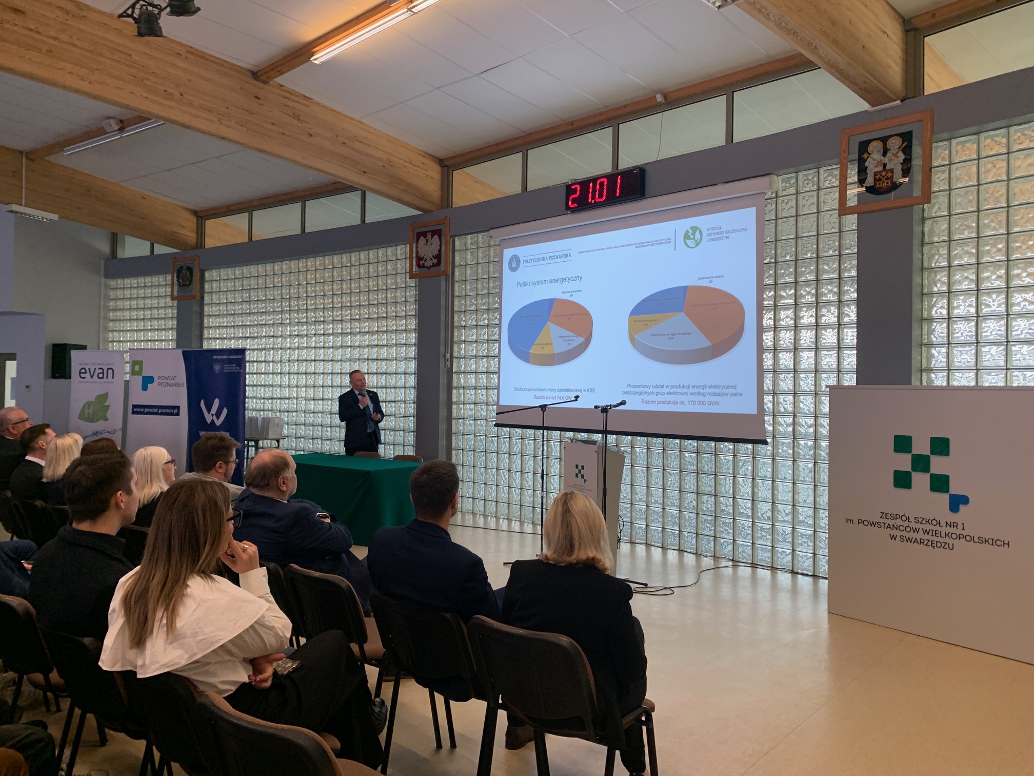 zdjęcie przedstawiające dr inż. R. Szczerbowskiego podczas wykładu 