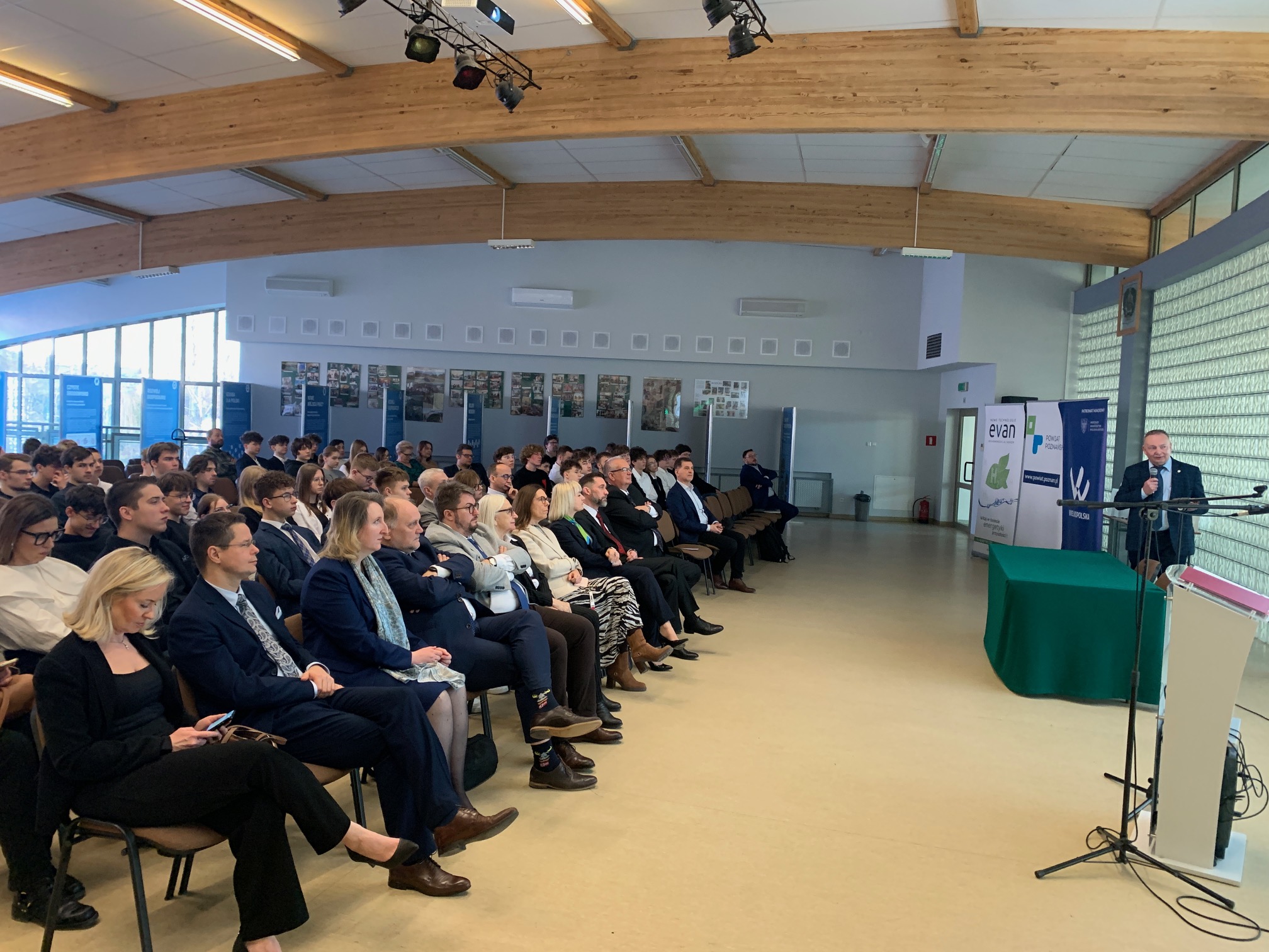 zdjęcie przedstawiające dr inż. R. Szczerbowskiego podczas wykładu 