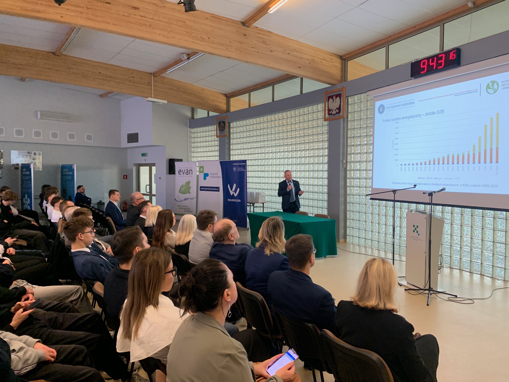 zdjęcie przedstawiające dr inż. R. Szczerbowskiego podczas wykładu 