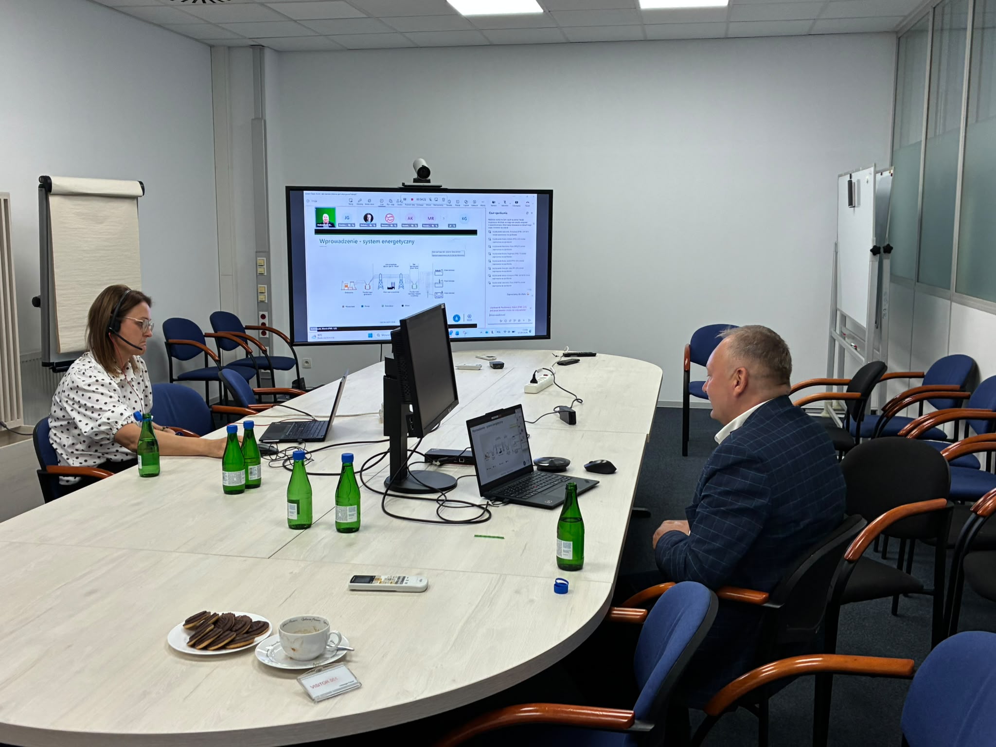 zdjęcie przedstawiające dwie osoby, w tym R. Szczerbowskiego podczas wystąpienia na Green Days - siedziba VW Poznań salka konferencyjna