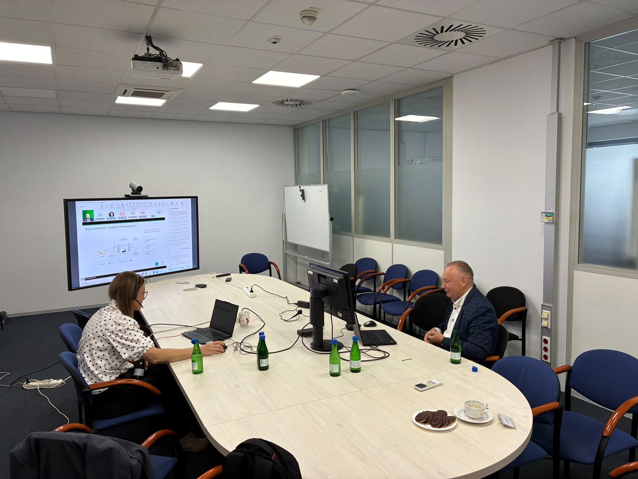 zdjęcie przedstawiające dwie osoby, w tym R. Szczerbowskiego podczas wystąpienia na Green Days - siedziba VW Poznań salka konferencyjna