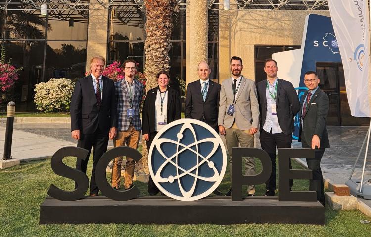 zdjęcie przedstawiające delegację pracowników Narodowego Centrum Badań Jądrowych, w tym dr inż. Jakuba Sierchułę z IE