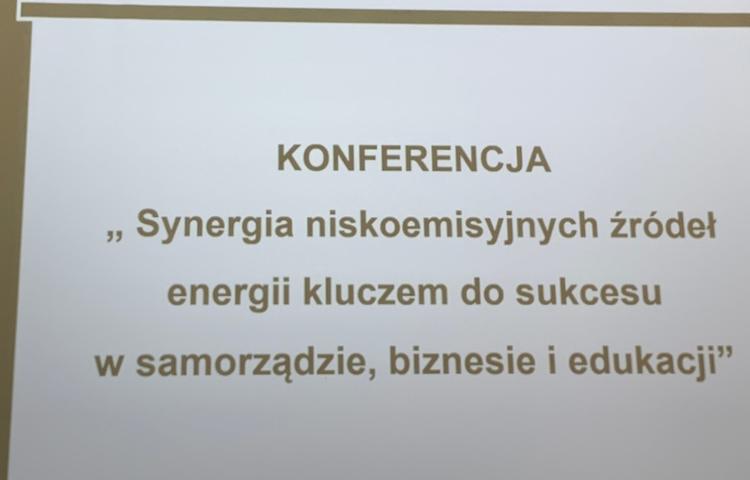 zdjęcie slajdu prezentacji z tytułem konferencji, miejscem oraz datą