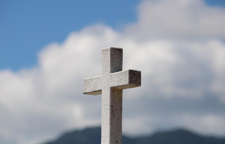 zdjęcie betonowego krzyża na tle nieba