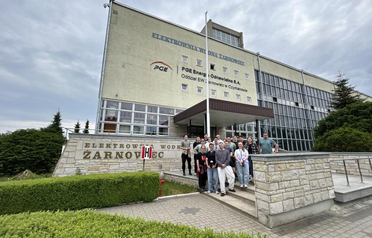 zdjęcie uczestników wycieczki przed Elektrownią wodną Żarnowiec