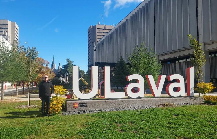 zdjęcie K. Dziarskiego przed budynkiem Université Laval w Kanadzie