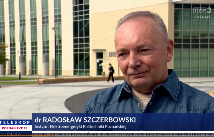 zrzut ekranu z wywiadu dla TVP3, w tle Centrum Wykładowe PP