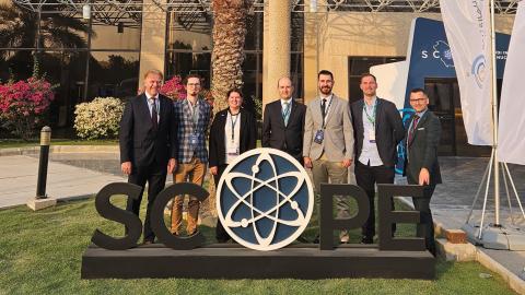 zdjęcie przedstawiające delegację pracowników Narodowego Centrum Badań Jądrowych, w tym dr inż. Jakuba Sierchułę z IE