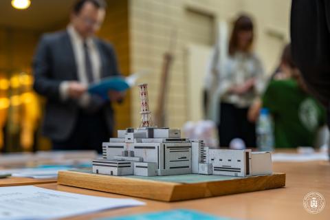 zdjęcie przedstawiające makietę elektrownii jądrowej