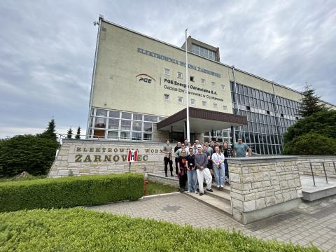 zdjęcie uczestników wycieczki przed Elektrownią wodną Żarnowiec