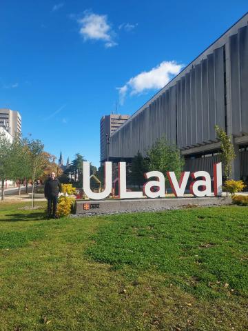 zdjęcie K. Dziarskiego przed budynkiem Université Laval w Kanadzie