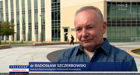 zrzut ekranu z wywiadu dla TVP3, w tle Centrum Wykładowe PP