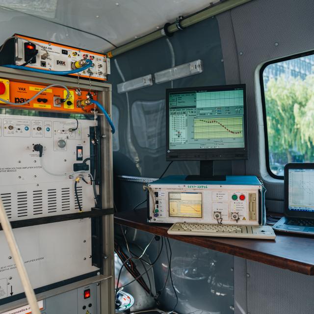 zdjęcie z wewnątrz mobilnego laboratorium transformatorów ZWNiME 