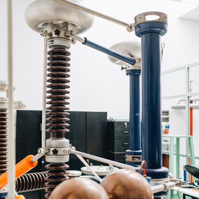 zdjęcie z laboratorium ZWNiME - iskierniki kulowe
