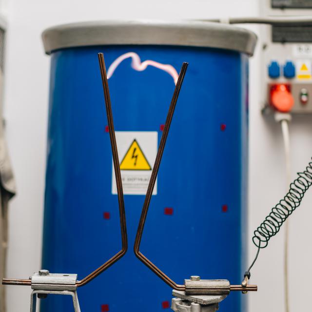 zdjęcie z laboratorium ZWNiME - łuk