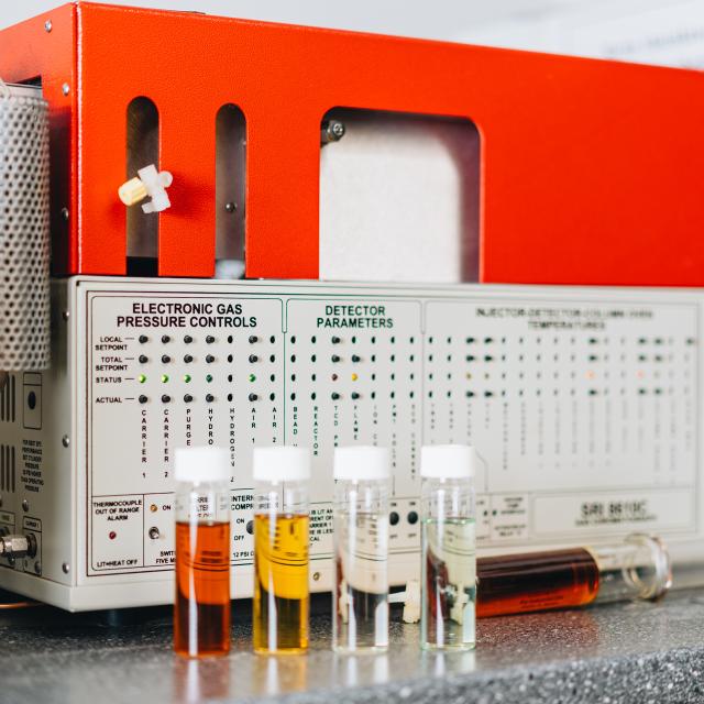 zdjęcie z laboratorium ZWNiME - chromatograf