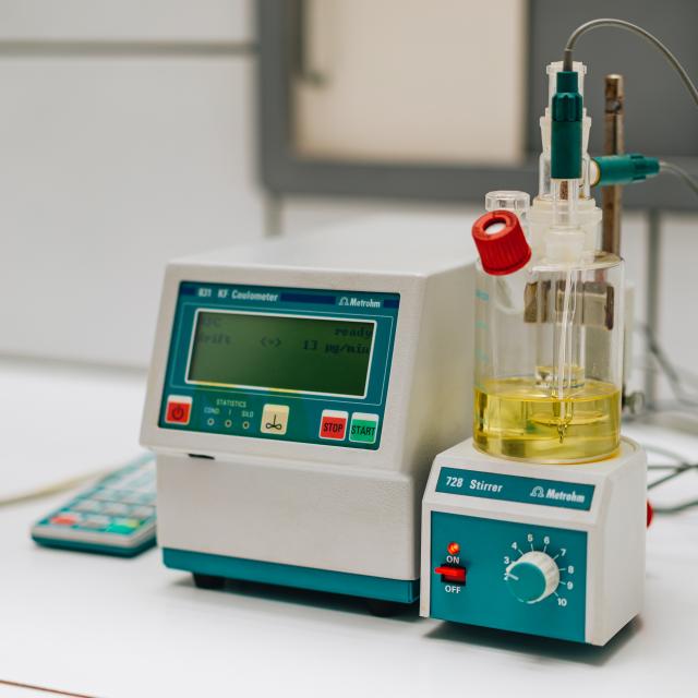 zdjęcie z laboratorium ZWNiME - kulometr z próbką oleju