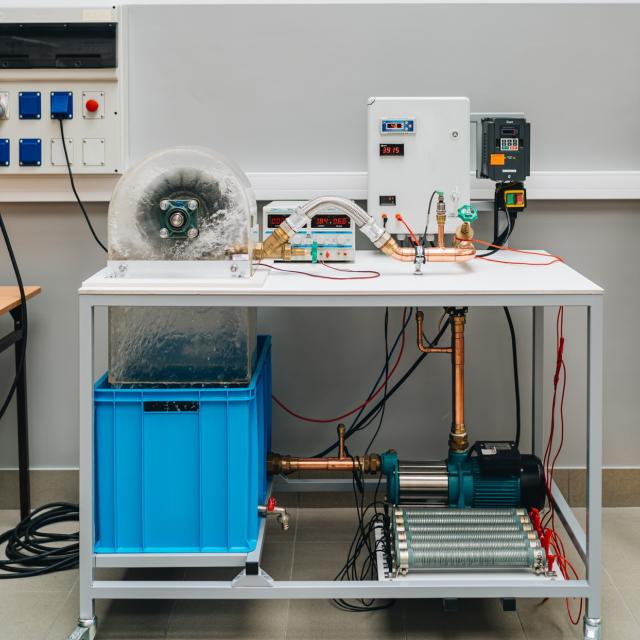 zdjęcie z laboratorium ZEiGE- turbina wodna