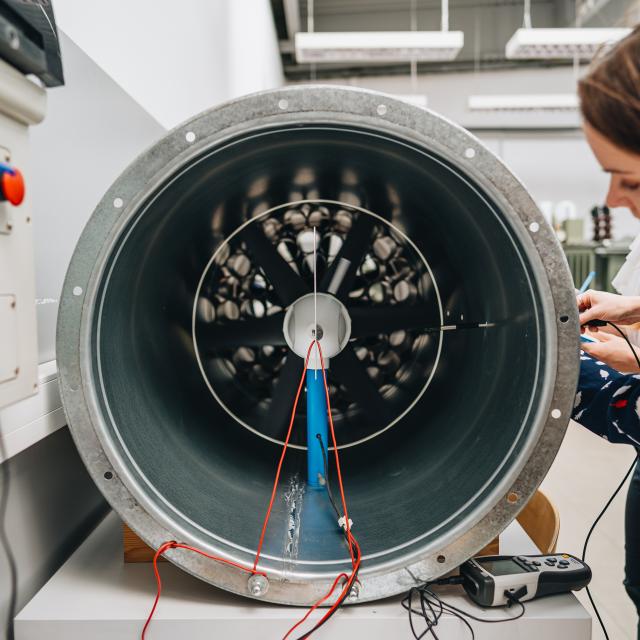 zdjęcie z laboratorium ZEiGE- badanie turbiny wiatrowej