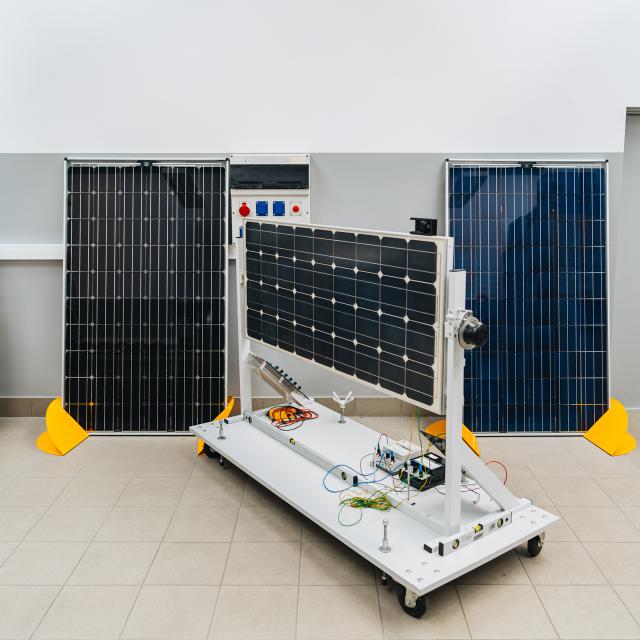 zdjęcie z laboratorium ZEiGE- stanowisko do badań paneli fotowoltaicznych