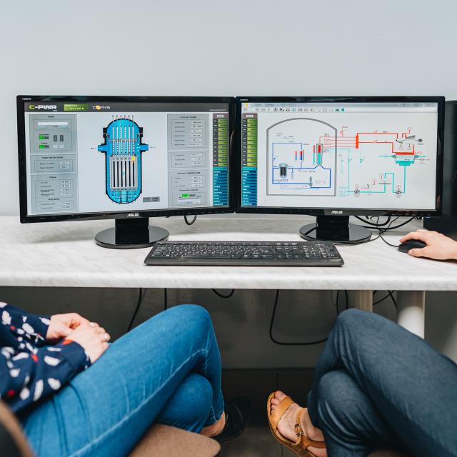 zdjęcie z laboratorium ZEiGE- na monitorach wyświetlony model elektrociepłowni