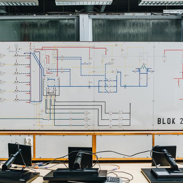 zdjęcie z laboratorium ZEiGE- widok na model bloku 200 MW