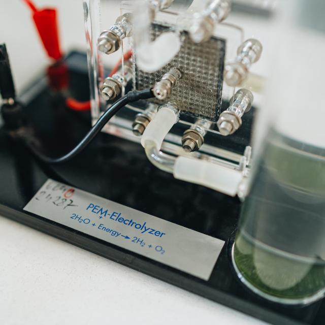 zdjęcie z laboratorium ZEiGE- PEM Elektrolizer