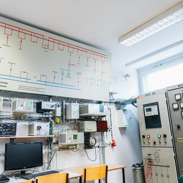 zdjęcie z laboratorium ZSiAE - schemat ideowy modelu fizycznego węzła/systemu oraz zabezpieczenia w laboratorium sterowania systemem elektroenergetycznym