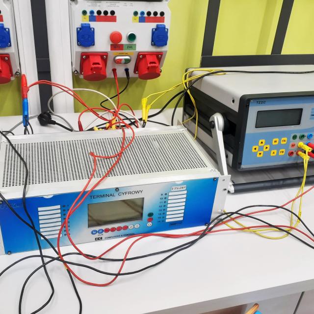 zdjęcie z laboratorium ZSiAE -terminal polowy UTXvZRP i tester TZ2C