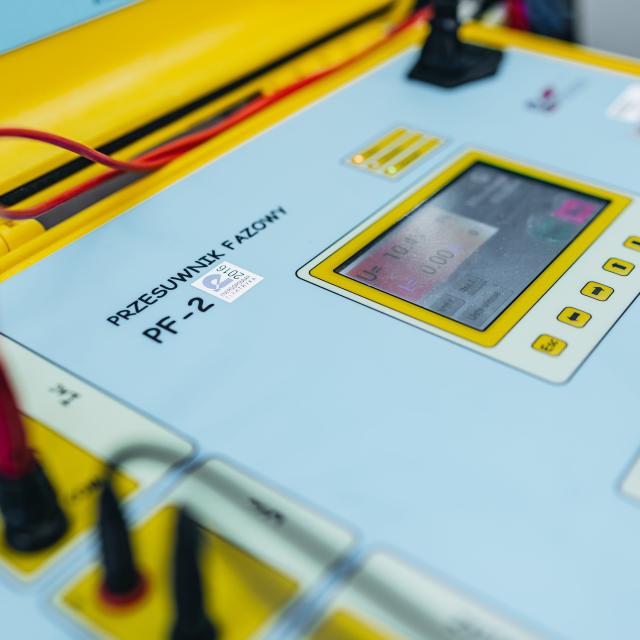 zdjęcie z laboratorium ZSiAE - przesuwnik fazowy PF-2