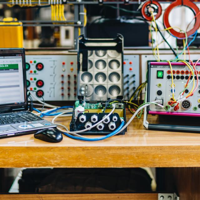 zdjęcie z laboratorium ZSiAE - Stanowisko laboratoryjne do testowania urządzeń elektroenergetycznych z laptopem, modułem testowym oraz testerem przekaźników KoCoS Artes 600 połączonym przewodami pomiarowymi